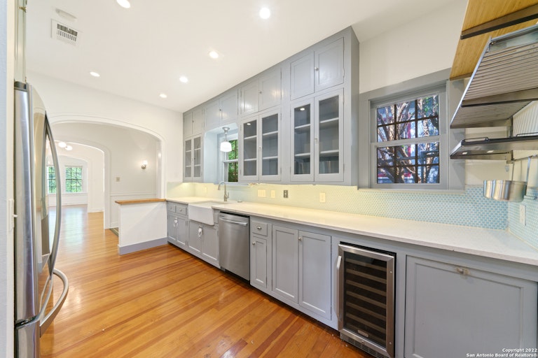 Photo 12 of 39 - 347 E Huisache Ave, San Antonio, TX 78212