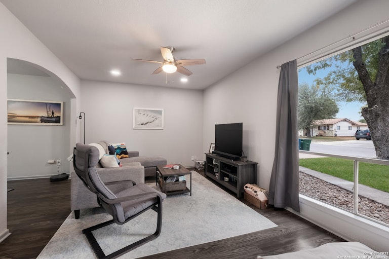 Photo 4 of 22 - 7434 Fieldgate Dr, San Antonio, TX 78227