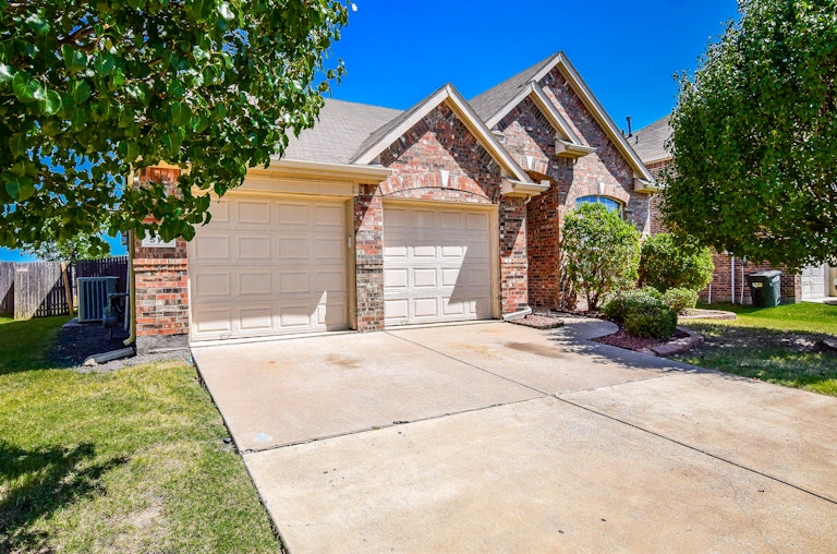 Photo 2 of 37 - 519 Wolf Dr, Forney, TX 75126