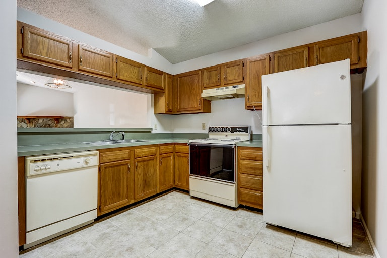 Photo 4 of 32 - 3846 Union Pacific Dr E, Jacksonville, FL 32246