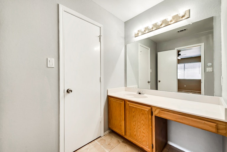 Photo 17 of 24 - 740 Port Richmond Way, Arlington, TX 76018