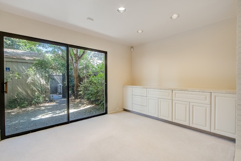 Photo 10 of 35 - 106 Hartnell Pl, Sacramento, CA 95825