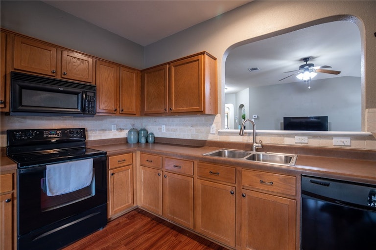 Photo 13 of 40 - 376 Solitaire Path, New Braunfels, TX 78130