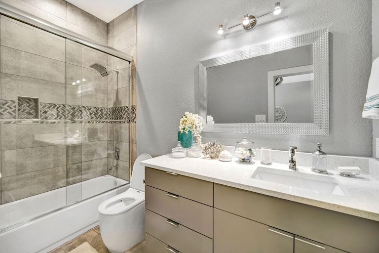 Photo 17 of 31 - 4806 Lynnacre Dr, Dallas, TX 75211