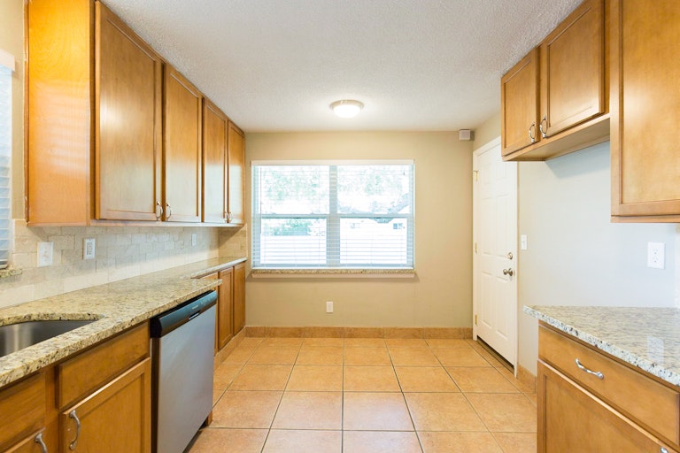 Photo 5 of 16 - 2041 McKinley St, Clearwater, FL 33765