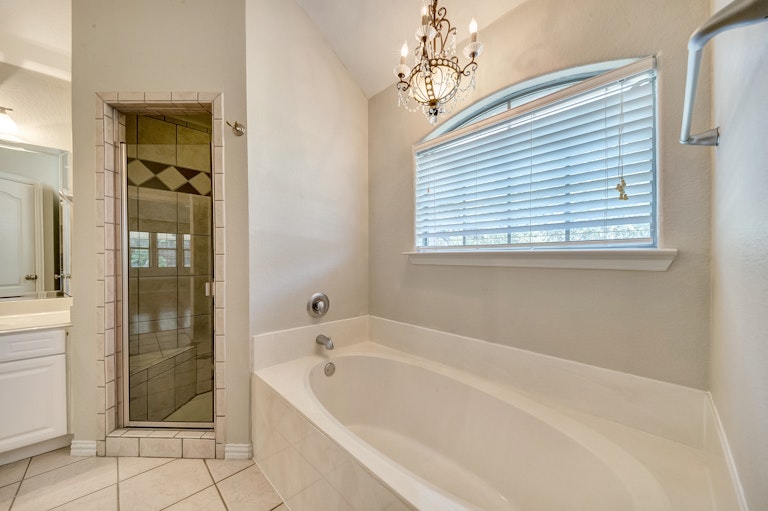 Photo 18 of 32 - 1105 NW Renfro St, Burleson, TX 76028