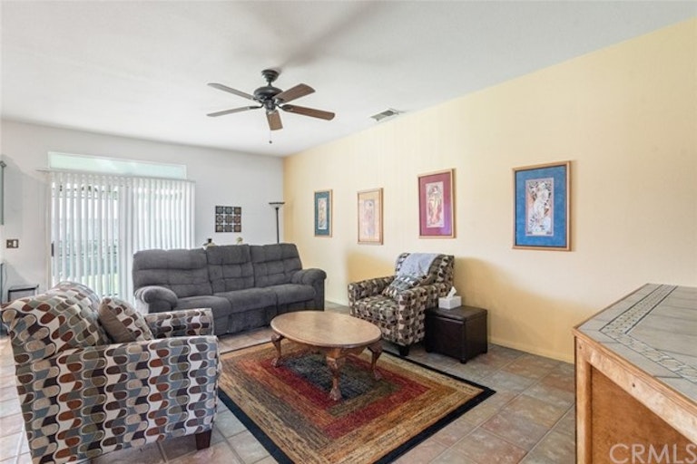 Photo 11 of 39 - 2077 Saint Emilion Ln, San Jacinto, CA 92583