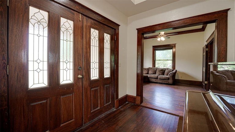 Photo 6 of 40 - 613 E Marvin Ave, Waxahachie, TX 75165