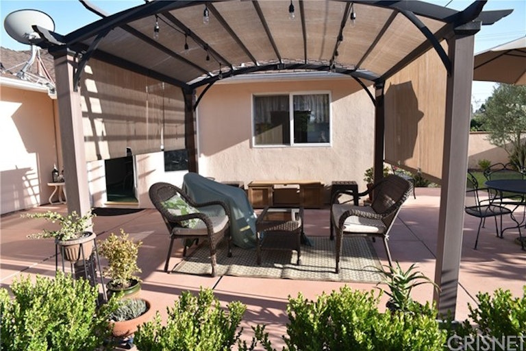 Photo 8 of 12 - 23807 Calvert St, Woodland Hills, CA 91367
