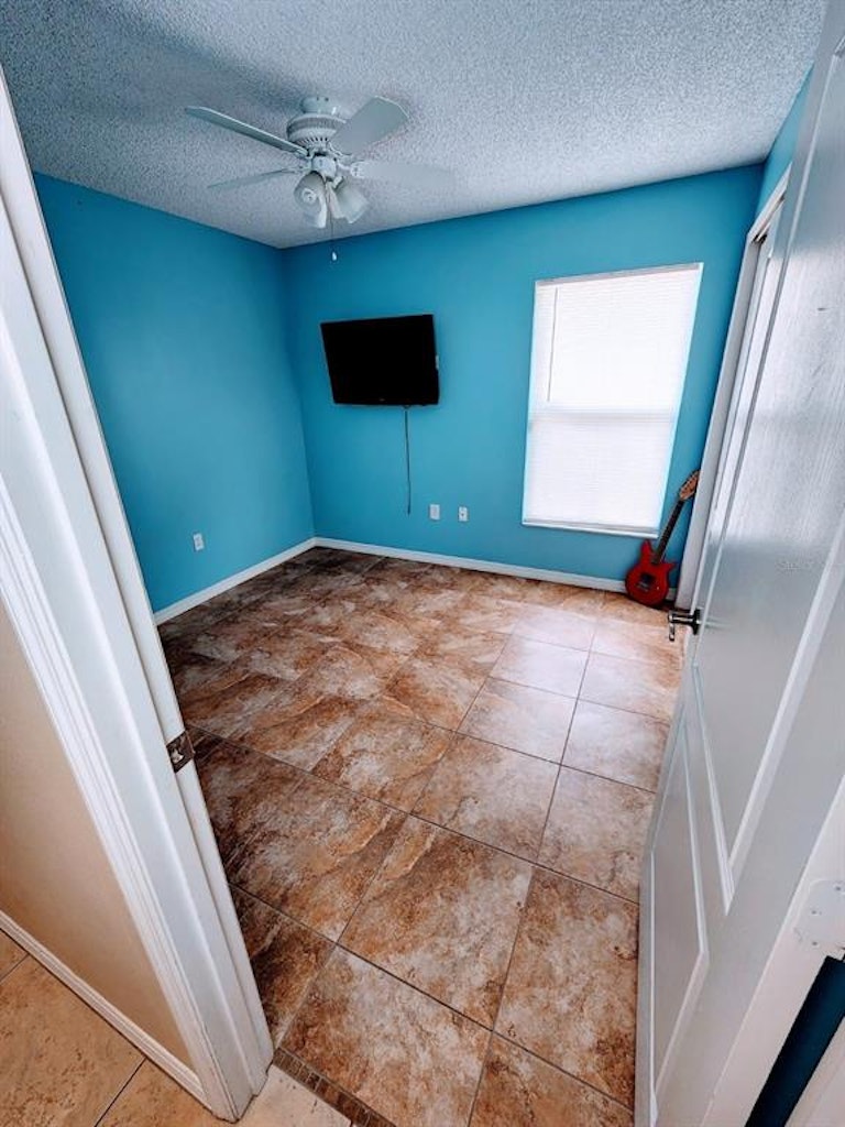 Photo 14 of 34 - 2652 Hawthorne Ln, Kissimmee, FL 34743