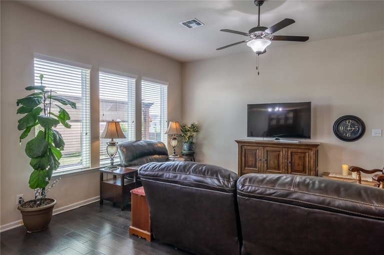 Photo 13 of 39 - 371 Bridgestone Way, Buda, TX 78610
