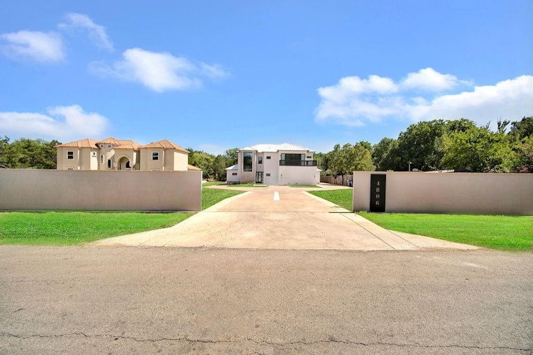 Photo 2 of 31 - 4806 Lynnacre Dr, Dallas, TX 75211