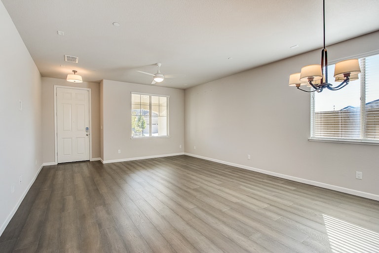 Photo 12 of 34 - 6025 Belfast Way, Roseville, CA 95747