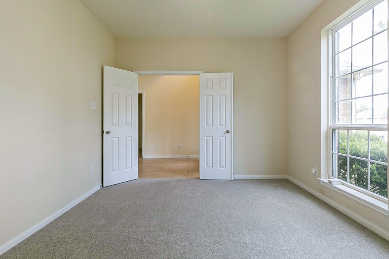 Photo 17 of 31 - 5703 Langham Dawn Ln, Houston, TX 77084