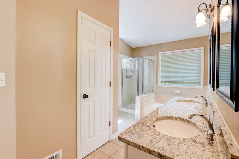 Photo 8 of 23 - 690 Paris Dr, Lawrenceville, GA 30043