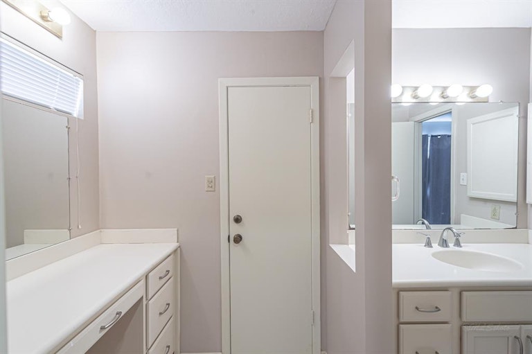 Photo 25 of 35 - 14211 Hillvale Dr, Houston, TX 77077