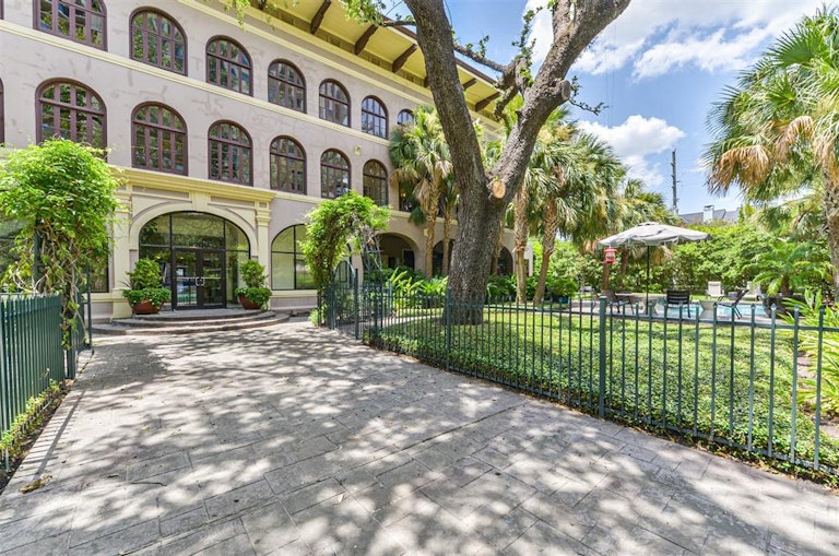 Photo 2 of 44 - 2700 Albany St #3B, Houston, TX 77006