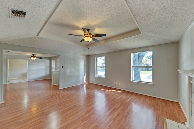Photo 5 of 25 - 923 Wayne Ave, Duncanville, TX 75137
