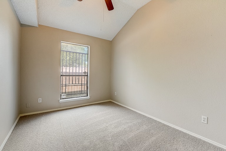 Photo 19 of 36 - 10503 Leroy Ct, Dallas, TX 75217