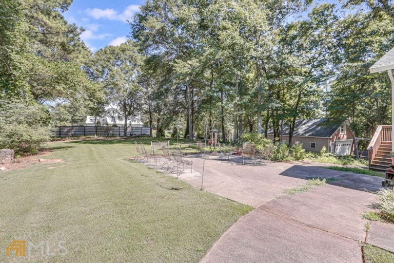 Photo 13 of 34 - 208 Magnolia Dr, Winder, GA 30680