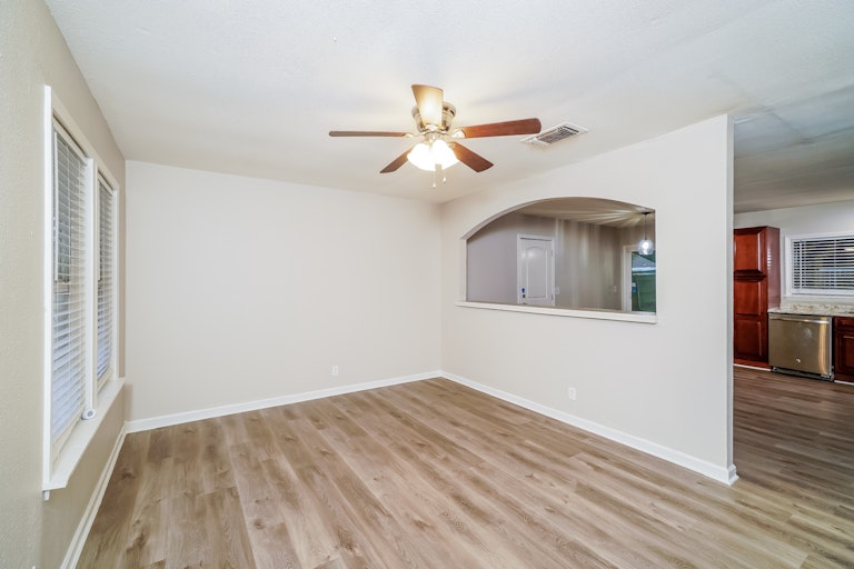 Photo 11 of 25 - 7115 Glen Trl, San Antonio, TX 78239
