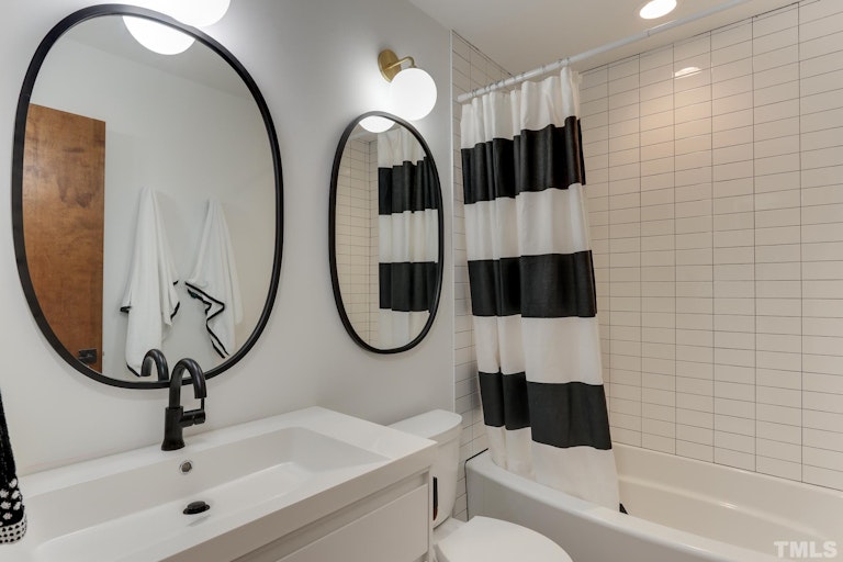Photo 23 of 29 - 3016 Sylvania Dr, Raleigh, NC 27607