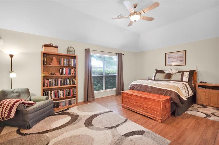 Photo 18 of 33 - 22302 Lamaster Ln, Spring, TX 77373