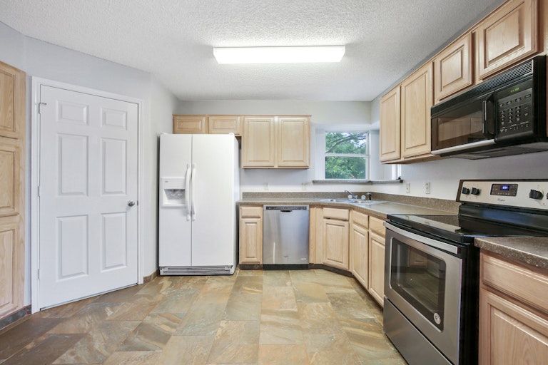 Photo 4 of 25 - 10605 Cobblestone Dr, Benbrook, TX 76126