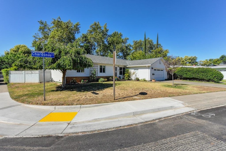 Photo 2 of 26 - 10664 Chardonay Dr, Rancho Cordova, CA 95670