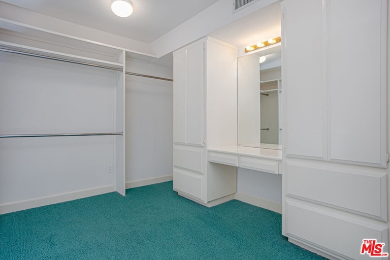 Photo 21 of 32 - 123 N Loreta Walk, Long Beach, CA 90803