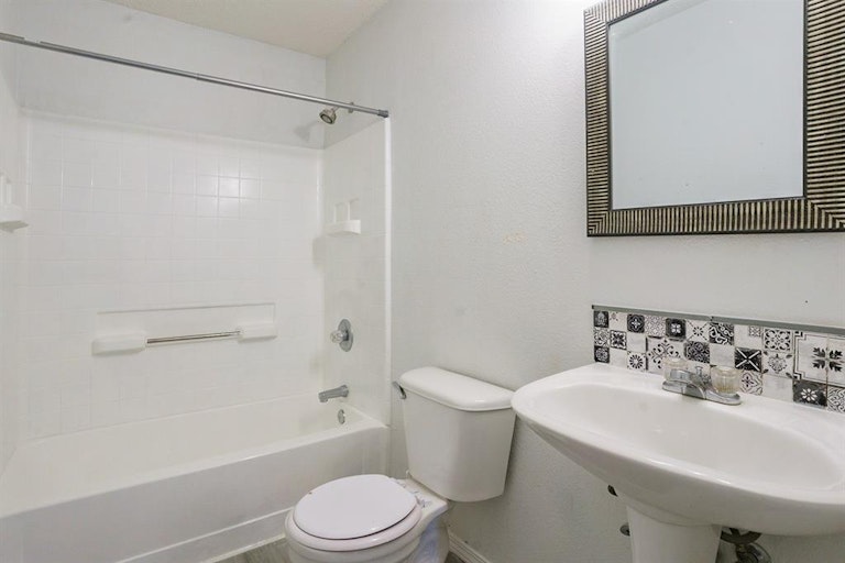 Photo 6 of 19 - 2553 Big Spring Dr, Fort Worth, TX 76120