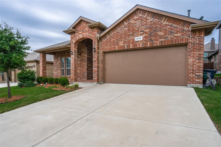 Photo 2 of 35 - 2832 Saddle Creek Dr, Fort Worth, TX 76177