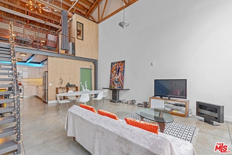 Photo 6 of 26 - 130 S Hewitt St #20, Los Angeles, CA 90012