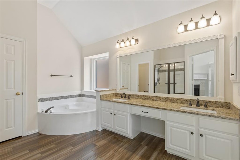 Photo 17 of 28 - 8904 Lakewood Dr, Irving, TX 75063