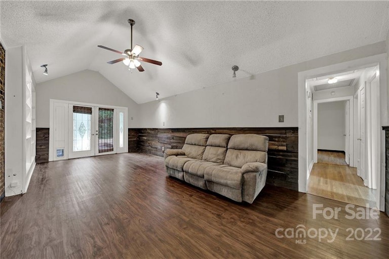 Photo 12 of 29 - 9023 Nottoway Dr, Charlotte, NC 28213