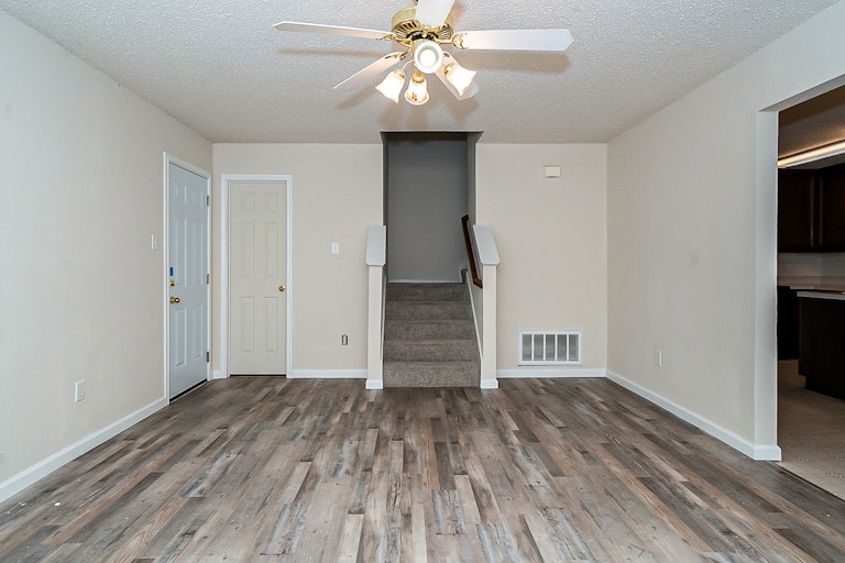 Photo 12 of 22 - 3521 Louise Ln, Balch Springs, TX 75180