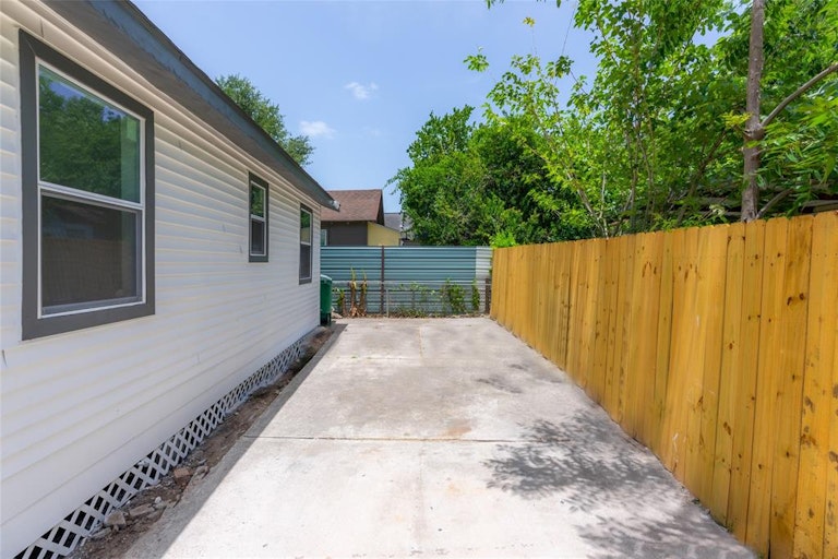 Photo 10 of 11 - 3612 Easy St, Houston, TX 77026