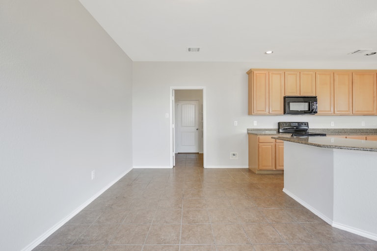 Photo 16 of 38 - 4909 Blue Top Dr, Fort Worth, TX 76179
