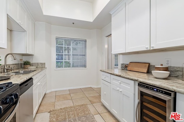 Photo 12 of 25 - 10960 Wellworth Ave #102, Los Angeles, CA 90024