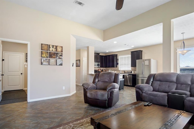 Photo 11 of 24 - 2018 Cadbury Castle Ln, Fresno, TX 77545