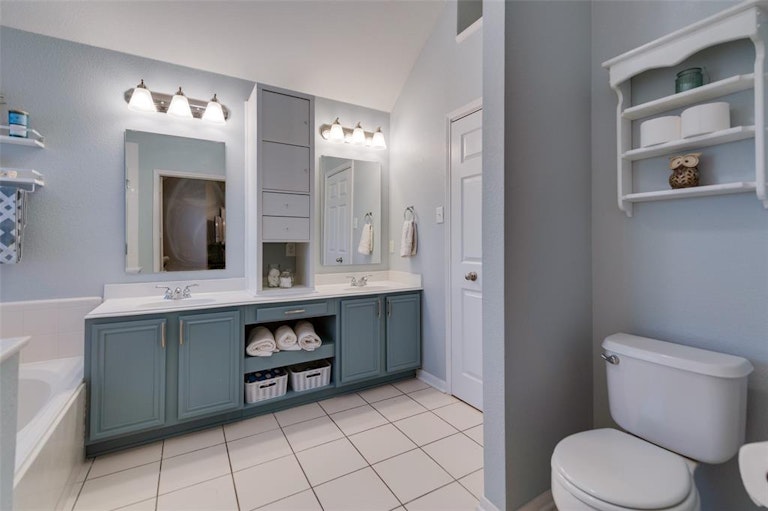 Photo 31 of 40 - 8801 Clearlake Dr, Rowlett, TX 75088