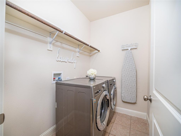 Photo 16 of 35 - 904 Auburn Ct, Savannah, TX 76227