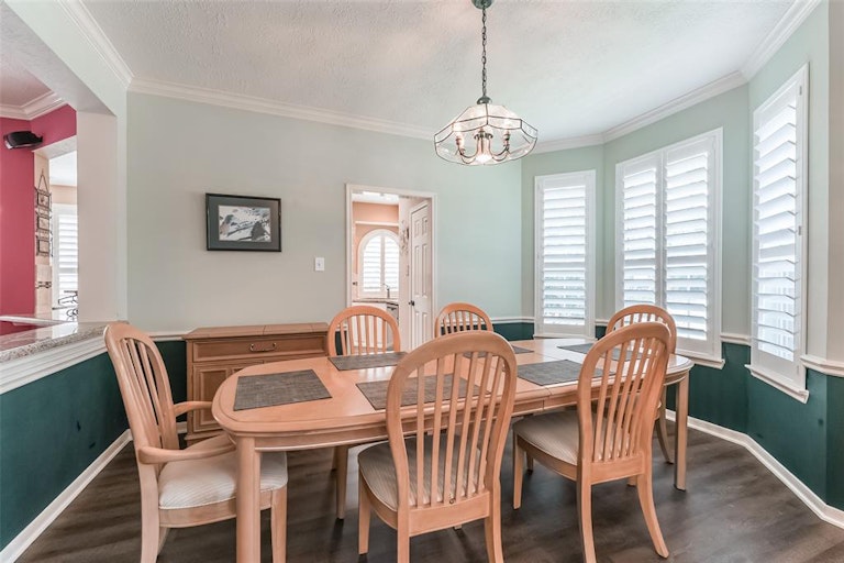 Photo 9 of 26 - 9811 Therrell Dr, Houston, TX 77064
