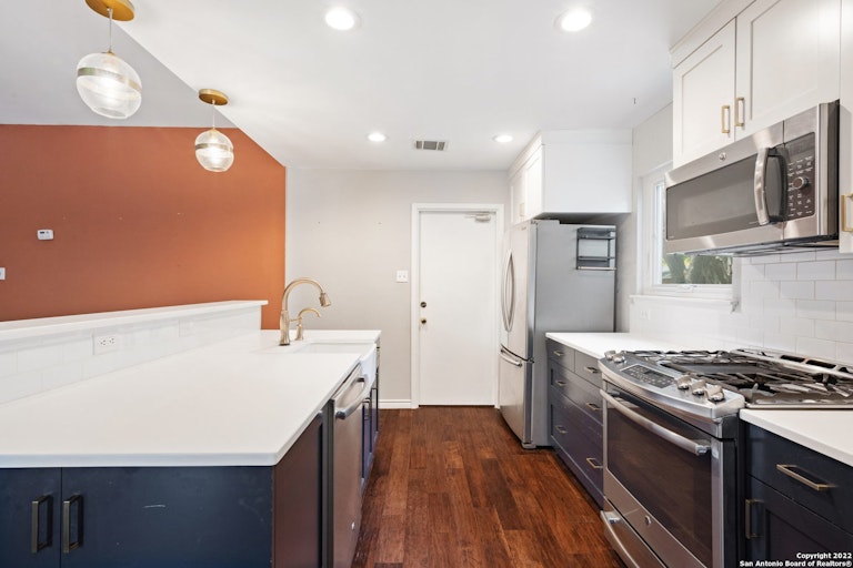 Photo 11 of 28 - 13930 Chisom Creek St, San Antonio, TX 78249
