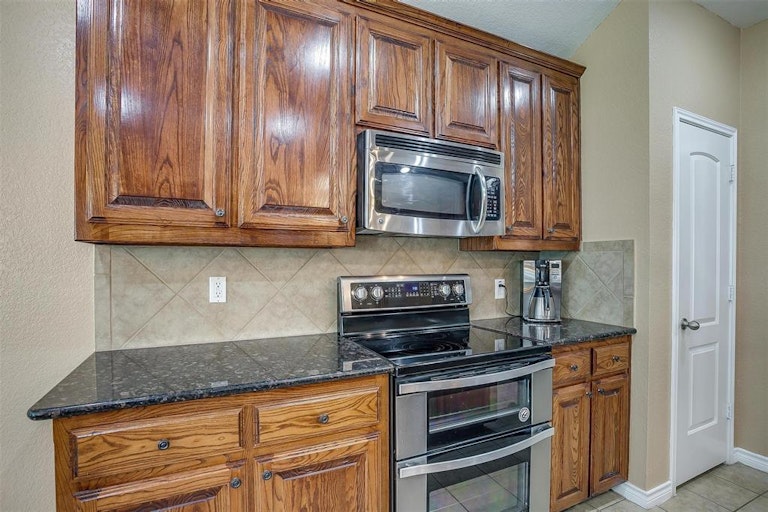 Photo 13 of 40 - 783 Peach Ln, Burleson, TX 76028