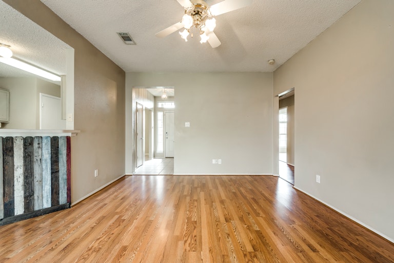 Photo 13 of 29 - 2736 Hidden Springs Dr, Mesquite, TX 75181