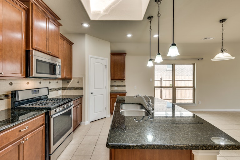 Photo 3 of 26 - 5908 Paddlefish Dr, Fort Worth, TX 76179