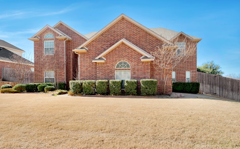 Photo 1 of 27 - 600 Lakewood Dr, Kennedale, TX 76060