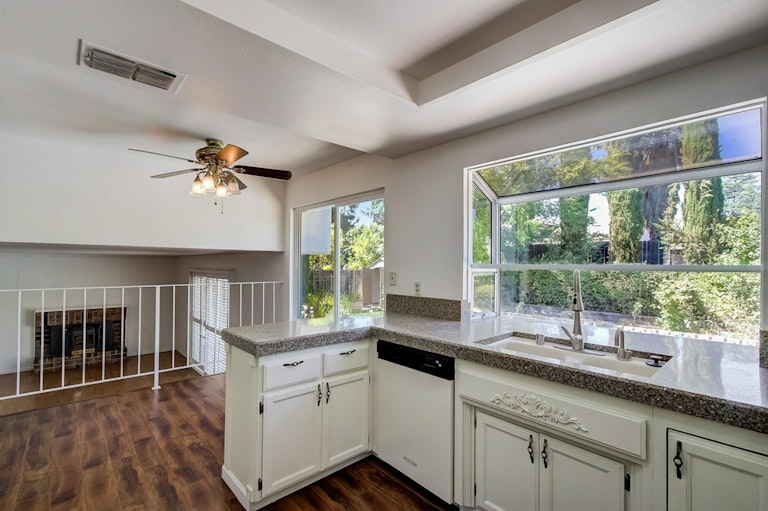 Photo 18 of 27 - 8121 Garryanna Dr, Citrus Heights, CA 95610
