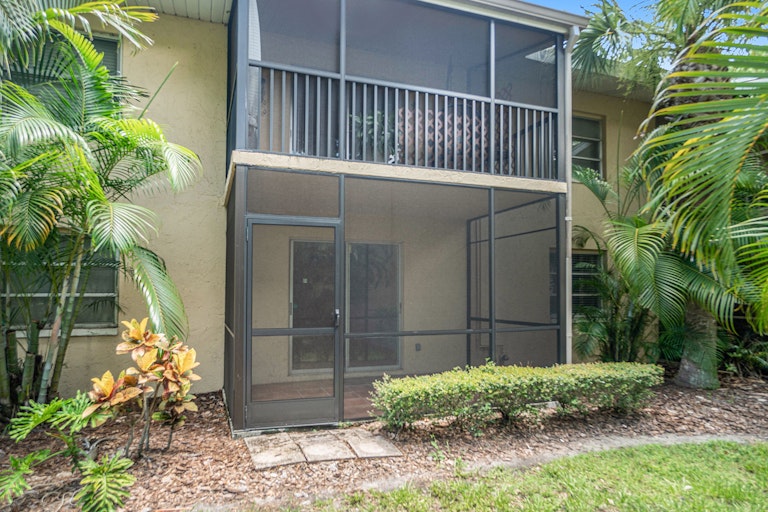Photo 7 of 14 - 966 La Costa Cir #5, Sarasota, FL 34237